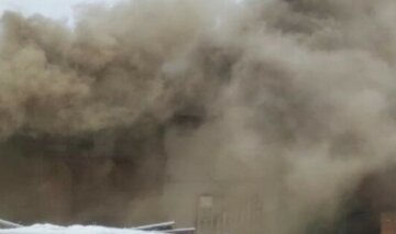 У Києві спалахнула серйозна пожежа, кадри з місця: "стовп диму видно здалеку"