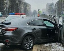 Влетел на полном ходу: пьяный водитель снес забор в центре Харькова, фото