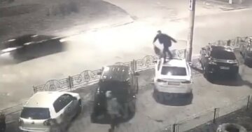 Неадекват устроил переполох в Киеве: "бегал по крышам авто", видео безумия