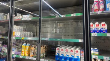 Порожні полиці в супермаркеті Новус у Києві