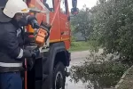 "Будьте обережні!": негода наробила великого лиха і не збирається зупинятись