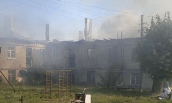 Масштабна пожежа розгорілася під Харковом, у вогні 570 кв. м: почалася евакуація