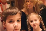 Дочь Пугачевой и Галкина удивила внешностью в стильном образе на прогулке: "Красавицей растет"
