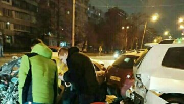 Неадекват в Киеве устроил массовое ДТП, больше 10 машин всмятку: кадры с места