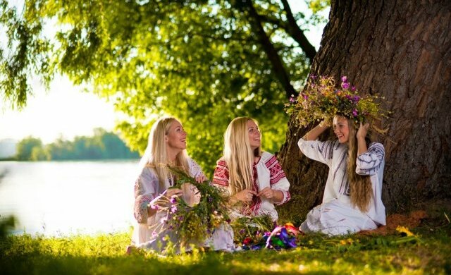 поздравления с троицей, девушки венки, лето, цветы