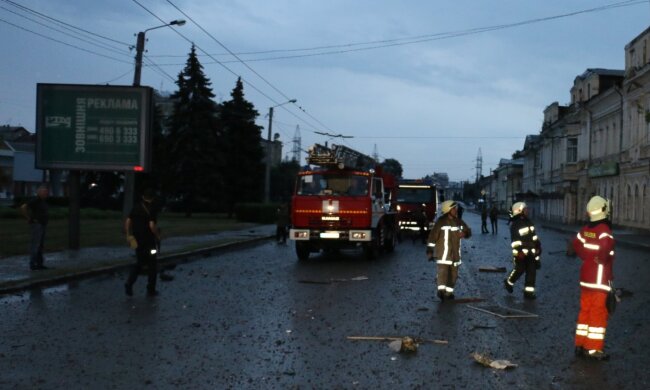 Рухнув цілий під'їзд: російська ракета влупила по багатоповерхівці в центрі Харкова, з'явилися фото