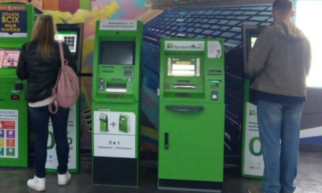 Банкомат ПриватБанку "знищив" картку після спроби зняти гроші: "Що це за маячня?"