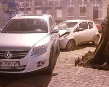 Іномарка несподівано вискочила на тротуар у центрі Одеси, є потерпілий: кадри ДТП