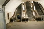 Киянин побив жінку-поліцейську в метро, фото: "перестрибнув через турнікет і..."