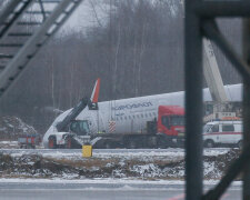 KALININGRAD, RUSSIA - JANUARY 4, 2017: Emergency services alongside an Aeroflot A321 passenger plane which ran off the runway on January 3, 2017, while landing at Khrabrovo Airport after a flight from Moscow. No injuries reported. Vitaly Nevar/TASS Ðîññèÿ. Êàëèíèíãðàä. 4 ÿíâàðÿ 2017. Íà ìåñòå àâàðèéíî-ñïàñàòåëüíûõ ðàáîò â àýðîïîðòó Õðàáðîâî. Ñàìîëåò À321 àâèàêîìïàíèè 