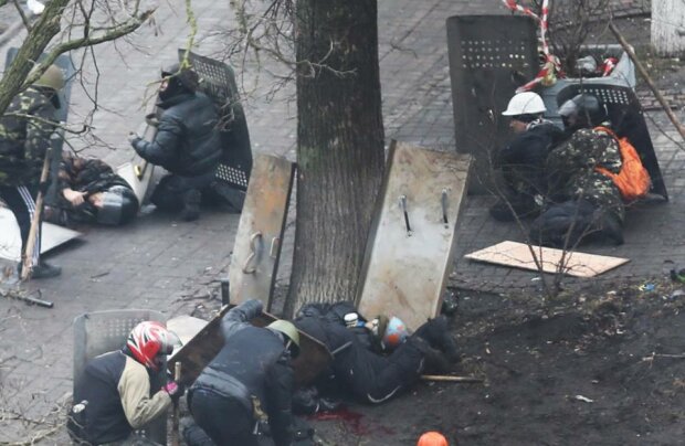 Зліва в беркутівському шоломі лежить Володимир Гончаровський