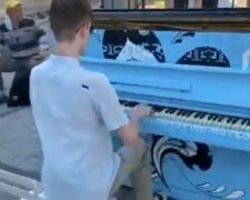 В Харькове вандалы устроили облаву на уличные пианино, фото: "Порезвились недодети"