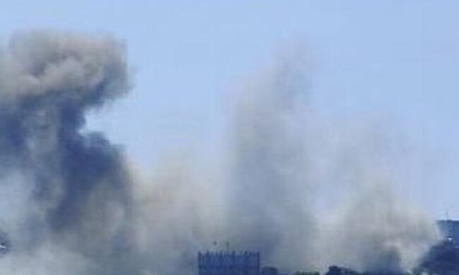 Столб черного дыма поднимается над Севастополем после взрывов: "Так, началось!"