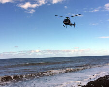 вертолет над морем