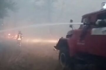 Запах гари травит харьковчан, воздух сильно загрязнен: на место ЧП срочно съехались пожарные, фото