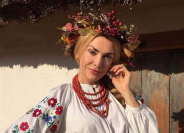 54-летняя Ольга Сумская обворожила видом в одном халатике: даст фору молодым красоткам