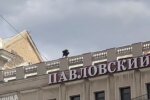Шел по самому краю парапета: безумный харьковчанин решил прогуляться по крыше, кадры