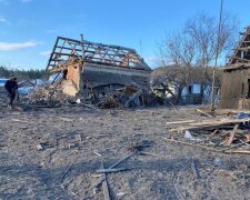 Российская авиация разбомбила поселок в Киевской области: погибла девушка, есть раненые
