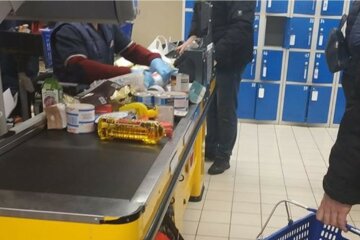 Харьковчане удивили нестандартной защитой от коронавируса, фото: "пакеты, коробки и..."