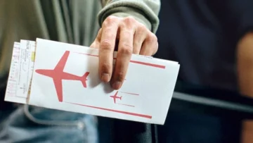 Дитині, що народилась у літаку, подарували безлімітний квиток