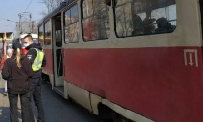 В трамвае устроили скандал из-за карантина, на пассажиров натравили полицию: кадры разборок