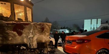 Легковик потрапив під трамвай-снігоочисник у Харкові: кадри з місця ДТП