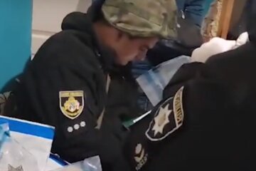 В Днепре мужчина с гранатой в руке закрылся в доме с детьми: на место срочно прибыла полиция