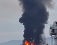 На борту были десятки людей: горит пассажирское судно, началась спасательная операция