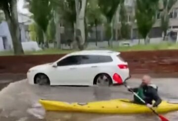 Ще одне українське місто пішло під воду, люди пересідають на човни: кадри потопу в Дніпрі