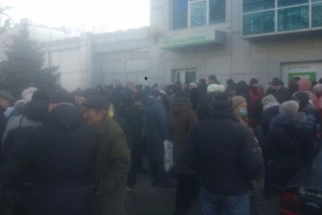 У Мелітополі жінка пішла з життя в черзі: медики не поспішали надати першу допомогу