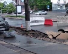 Дорога пішла під землю в центрі Києва, з'явилися кадри прірви: "ні пройти, ні проїхати"