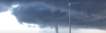 Гігантський торнадо обрушився на український курорт, відео моменту удару: "Вийшов з води"