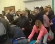 Украинцы устроили драку за вакцинацию в очереди: видео безумия