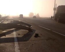 На Одещині вантажівка з комбайном потрапила в аварію, кадри жахливої ДТП: "протаранив огорожу і ..."