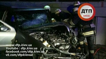 Аварія в Києві: сміттєвоз відправив водія до лікарні (відео)