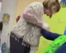 Учитель толкала и била по лицу ребенка с инвалидностью, видео: скандал в киевской школе