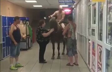Напівголий чоловік увірвався на коні в магазин Києва, відео: "Справжній козак"