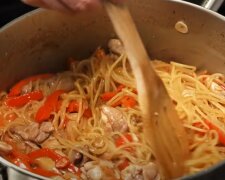 Чим небезпечні старі кухонні сковорідки та каструлі: як подбати про своє здоров'я