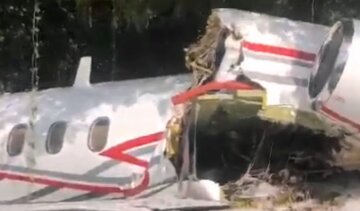 Самолет с пассажирами разбился в аэропорту, кадры трагедии и данные о жертвах: "Вылетел за пределы полосы"