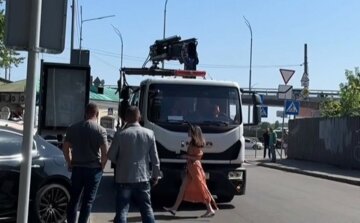 "Що ж це за царьки?": у Раміни Есхакзай намагалися незаконно забрати машину під час тривоги, відео