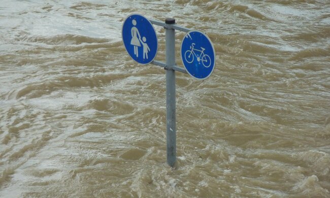 Стихія атакувала країну, два міста пішли під воду: термінова евакуація