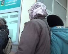 В "Ощадбанку" колапс, клієнти в паніці: "Повідомлення не приходять, карт не видають", деталі