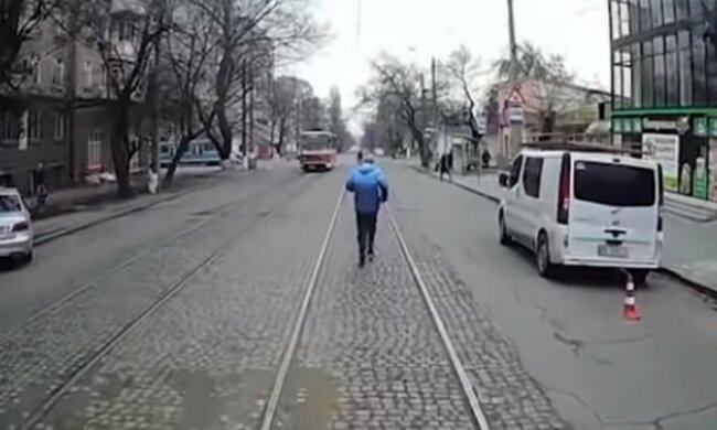 Украинец прославился в сети после эпичной погони за трамваем: видео разлетелось по сети