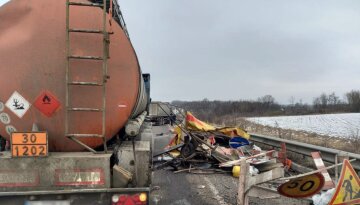 Водій вантажівки протаранив робітників, які ремонтували дорогу: кадри з місця трагедії на українській трасі