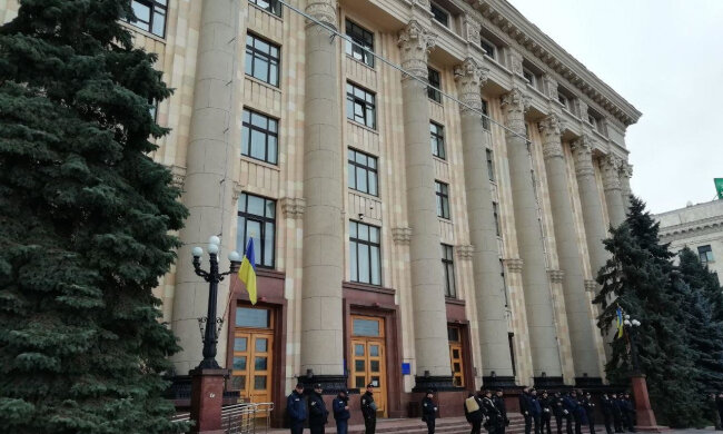 Чоловіки у формі оточили ХОДА: люди налякані, що відбувається