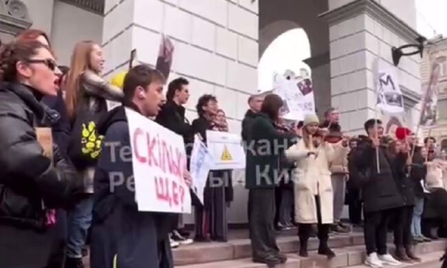 "Сором!": в центрі Києва бунт, кадри і подробиці того, що відбувається прямо зараз