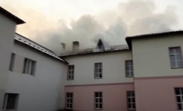 Біда в лікарні на Прикарпатті: будівлю охопило вогнем, відео з місця НП