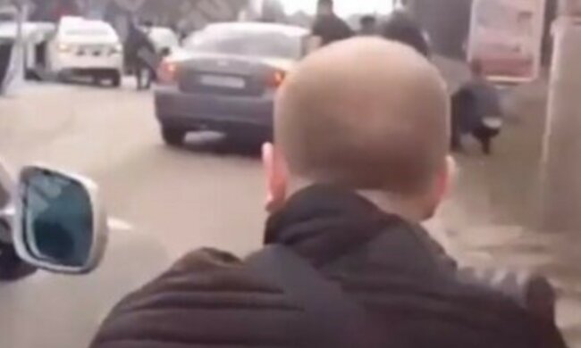 Серійний автоугонщик влаштував переполох під Києвом, фото: "приставив пістолет до скроні і..."