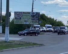 Перекрыли дороги: Зеленский посетил Славянск с кортежем из десятка авто, видео