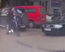 Молодой парень бросился под колеса Audi  в Одессе: момент попал на видео